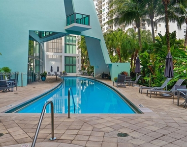 6000 Collins Ave - Photo Thumbnail 30