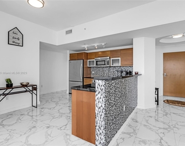 244 Biscayne Blvd - Photo Thumbnail 8