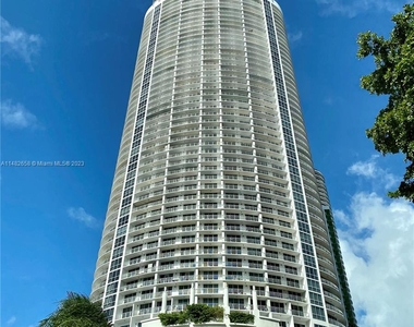 1750 N Bayshore Dr - Photo Thumbnail 19