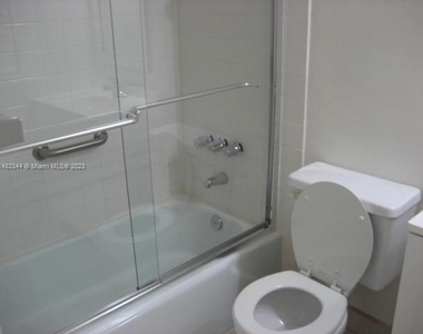 10776 N Kendall Dr - Photo Thumbnail 4