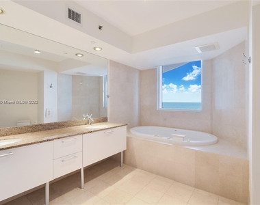 17201 Collins Ave - Photo Thumbnail 6