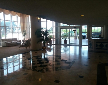 17275 Collins Ave - Photo Thumbnail 5