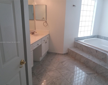 17275 Collins Ave - Photo Thumbnail 37