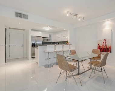 2301 Collins Ave - Photo Thumbnail 6