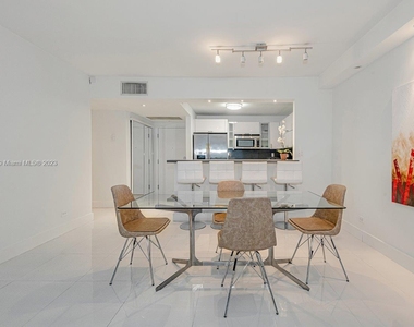 2301 Collins Ave - Photo Thumbnail 5