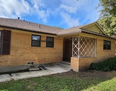 2808 San Marcus Avenue - Photo Thumbnail 2