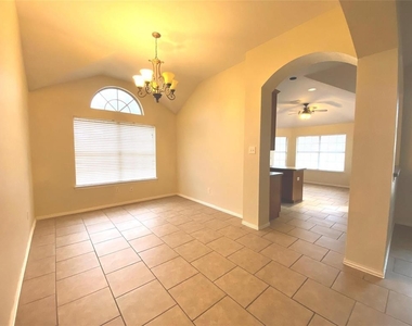 2601 Crestwood Drive - Photo Thumbnail 11