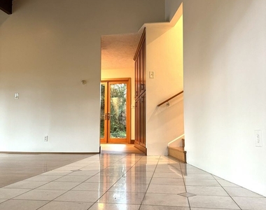 630 Sw Viewmont Dr. - Photo Thumbnail 2