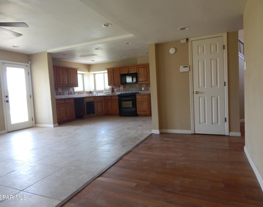 6200 Bluff View Place - Photo Thumbnail 7