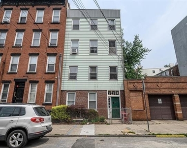 462 Monmouth St - Photo Thumbnail 2