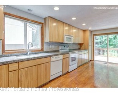 1415 Sw Chastain Ave - Photo Thumbnail 2