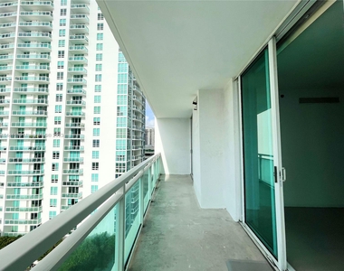 950 Brickell Bay Dr - Photo Thumbnail 6