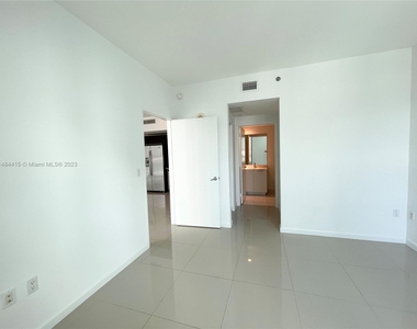 950 Brickell Bay Dr - Photo Thumbnail 19