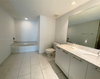 950 Brickell Bay Dr - Photo Thumbnail 15