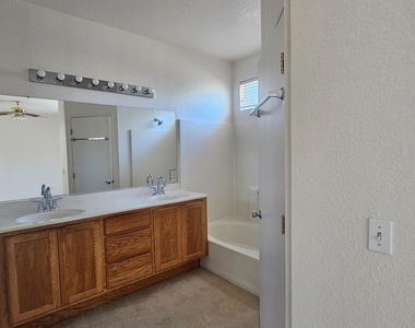 952 Dawnview Way - Photo Thumbnail 6