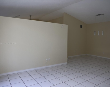 2041 Sw 136th Way - Photo Thumbnail 6