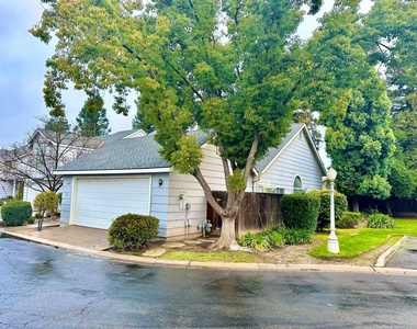 7550 N Millbrook Ave - Photo Thumbnail 2