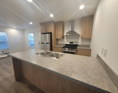 825 N Lamb Blvd - Photo Thumbnail 2