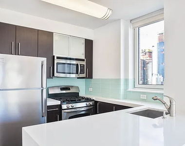 West 21st Street - Photo Thumbnail 3