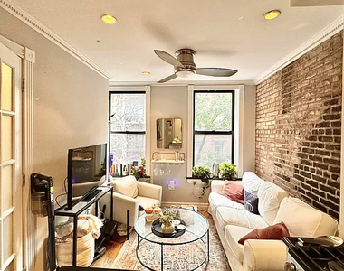 East 9th St - Photo Thumbnail 3