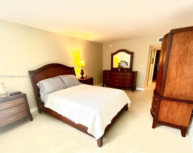 6917 Collins Ave - Photo Thumbnail 5