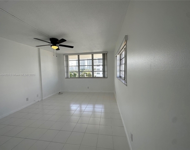 3181 S Ocean Dr - Photo Thumbnail 9