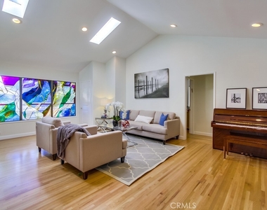 12555 Collins Street - Photo Thumbnail 5