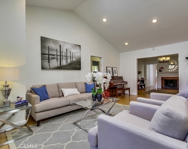 12555 Collins Street - Photo Thumbnail 2