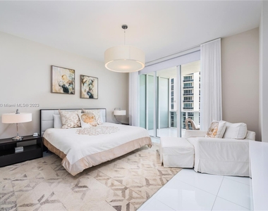 15811 Collins Ave - Photo Thumbnail 0