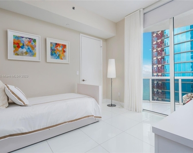 15811 Collins Ave - Photo Thumbnail 7