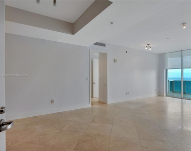 18201 Collins Ave - Photo Thumbnail 4