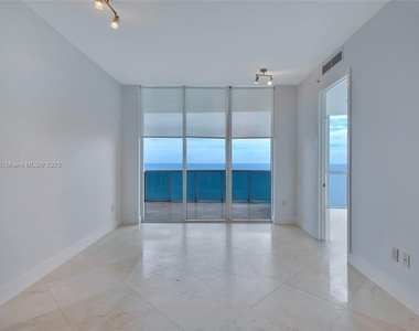 18201 Collins Ave - Photo Thumbnail 3