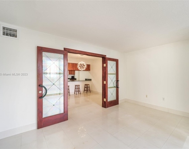 1200 Brickell Bay Dr - Photo Thumbnail 10