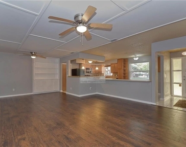 1105 Admiral Road - Photo Thumbnail 2