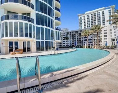 17201 Collins Ave - Photo Thumbnail 18