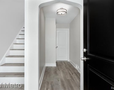 820 E 5th Street - Photo Thumbnail 3