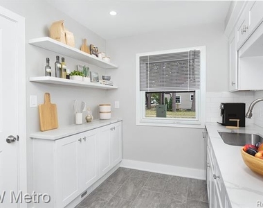 820 E 5th Street - Photo Thumbnail 9