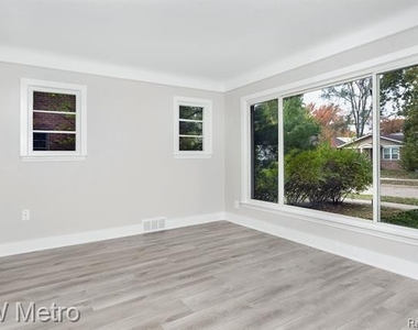 820 E 5th Street - Photo Thumbnail 5