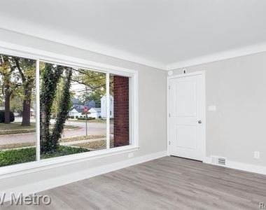 820 E 5th Street - Photo Thumbnail 6