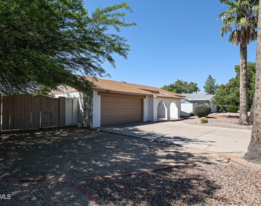 5234 E Blanche Drive - Photo Thumbnail 2