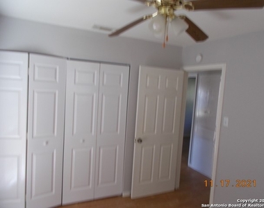 221 Ivy Ln - Photo Thumbnail 6