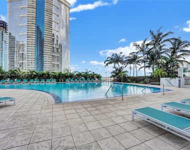 888 Biscayne Blvd - Photo Thumbnail 17