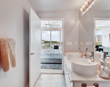 888 Biscayne Blvd - Photo Thumbnail 7