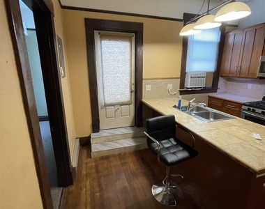 109 1/2 East 6th Street - Photo Thumbnail 5