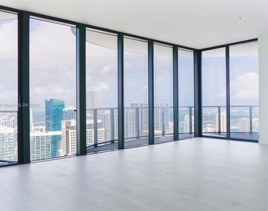 1000 Brickell Plaza - Photo Thumbnail 2