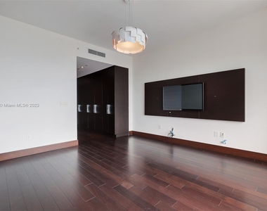 1425 Brickell Ave - Photo Thumbnail 30