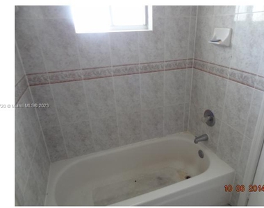 7526 W 20 Av - Photo Thumbnail 4