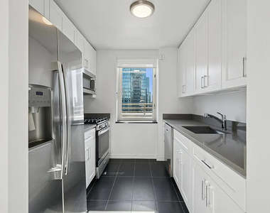 West 42nd Street - Photo Thumbnail 3