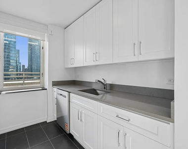 West 42nd Street - Photo Thumbnail 4