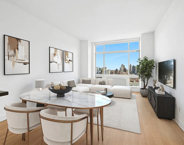 West 42nd Street - Photo Thumbnail 2